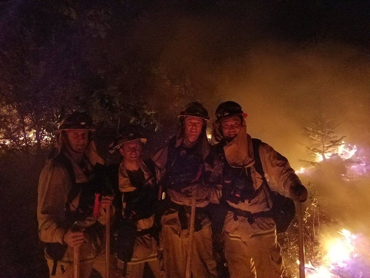 SantaClaraFD's tweet image. #firefighters from Engine 90 #NightShift monitor a backing fire set to protect a home by removing available fuel from main fire #helenafire