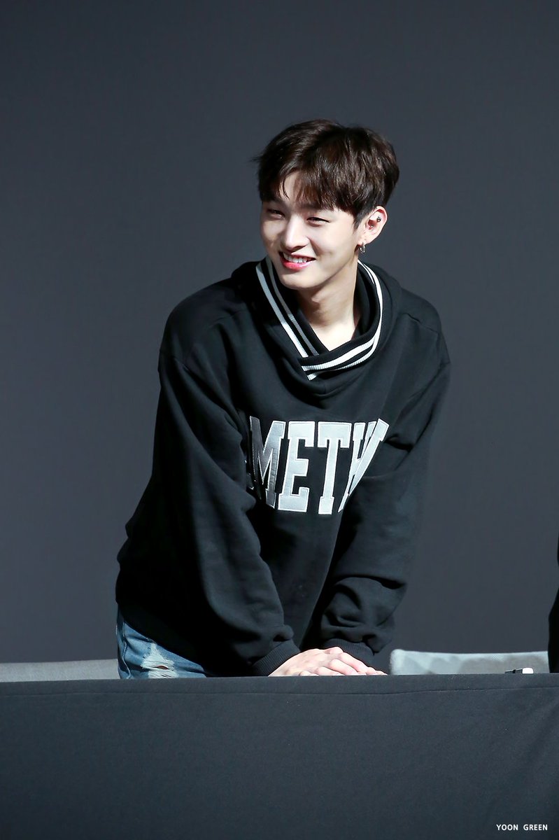 yoongreen_js's tweet photo. 170903 하이터치 #윤지성 #WANNAONE 
윤지성 누누슴 무해해......😭😭😆💚
https://t.co/jxHHkj8EfT https://t.co/tP2w5elVyC