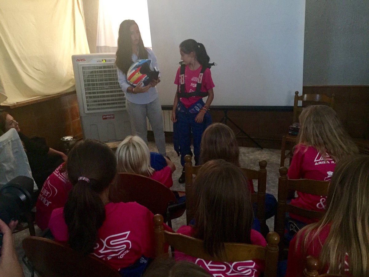 Que gran experiencia ver a dos mujeres extraordinarias como <a href="/BalbaCamino/">Balba Camino</a> y <a href="/cris_tortu/">CRISTINA GUTIÉRREZ</a> transmitir sus valores a las futuras campeonas.