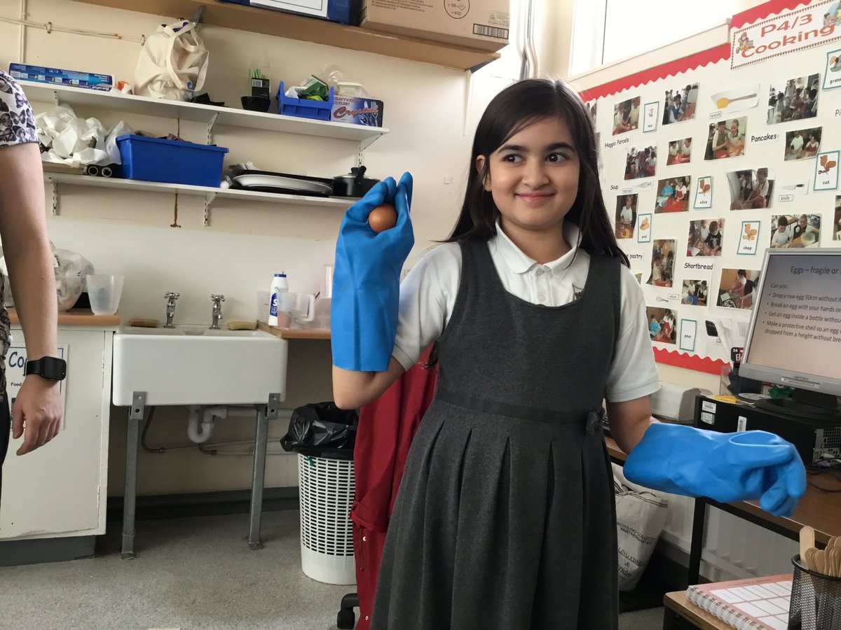 CastlehillPri's tweet photo. Can you crack an egg with just your hands? P7/6 couldn't! They did bounce raw eggs and suck a boiled egg into a bottle though #eggsperiments https://t.co/JY4WGmVmCf
