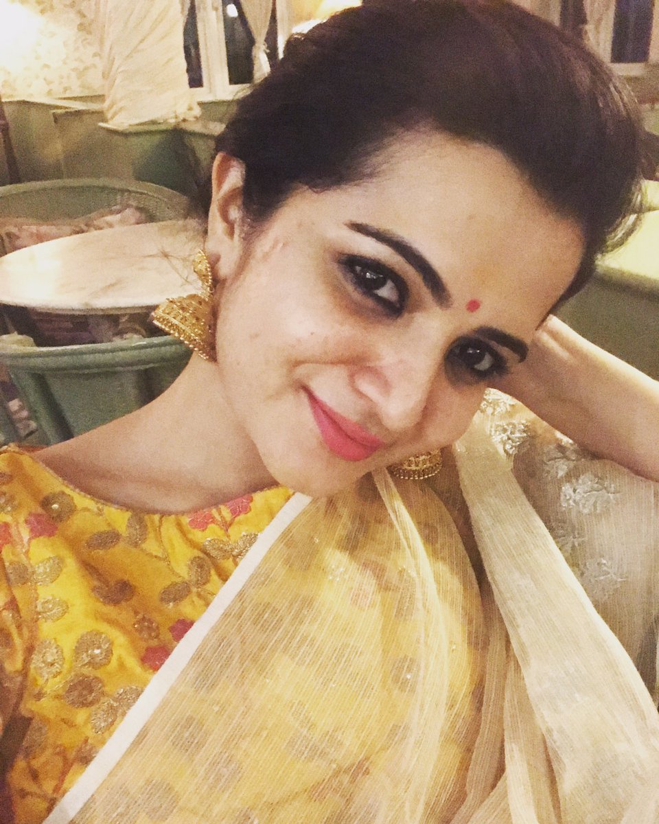 DhivyaDharshini's tweet image. Pon Onam Asamshagal 💃💃💃