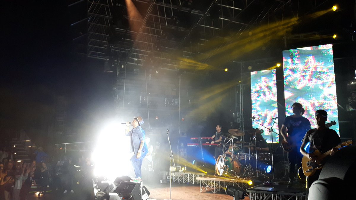 GiulioBrusati's tweet photo. #FabrizioMoro la #recensione del #concerto di #Verona @larenait https://t.co/5Ob1QHSwmw #fabriziomorofanclub #pacetour https://t.co/GeReMDvvxp