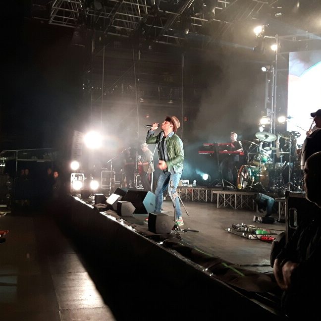 GiulioBrusati's tweet photo. #FabrizioMoro la #recensione del #concerto di #Verona @larenait https://t.co/5Ob1QHSwmw #fabriziomorofanclub #pacetour https://t.co/GeReMDvvxp