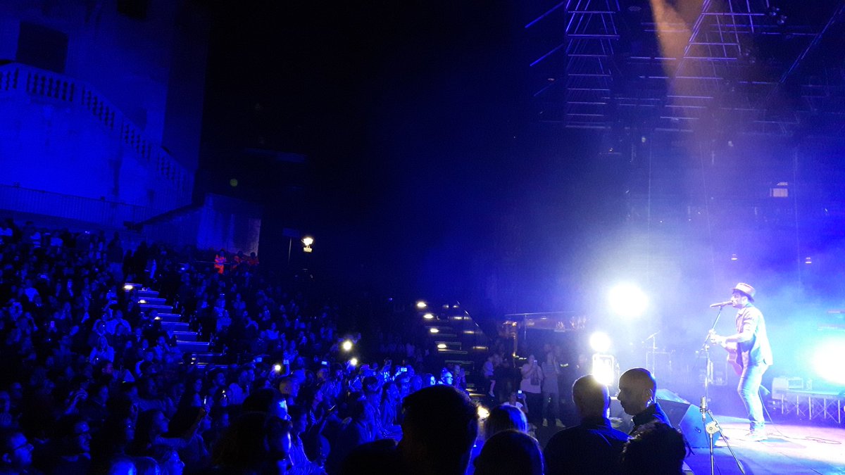 GiulioBrusati's tweet photo. #FabrizioMoro la #recensione del #concerto di #Verona @larenait https://t.co/5Ob1QHSwmw #fabriziomorofanclub #pacetour https://t.co/GeReMDvvxp