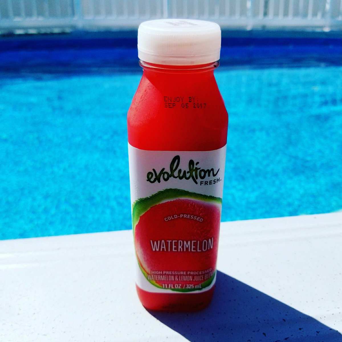 LisetteM21's tweet photo. Sitting by the pool with Evolution Fresh! So refreshing. #EvolutionFreshLove #contest #free @EvolutionFresh @Influenster https://t.co/8hIBdgb5OA