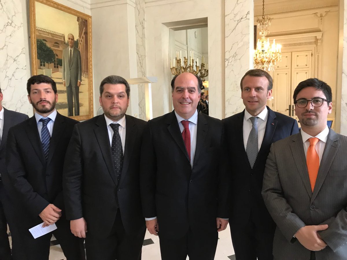 AsambleaVE's tweet photo. Pdte.AN @JulioBorges y 1Vpdte @FreddyGuevaraC se reunieron con Pdte.@EmmanuelMacron para discutir urgencia del #CanalHumanitario para Vzla. https://t.co/JUVcCIvbJX