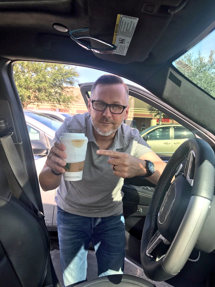 CoachDavidVilla's tweet photo. Does this happen to you with @Starbucks cups/lids? #FixYourLids https://t.co/EWruqCVVEz