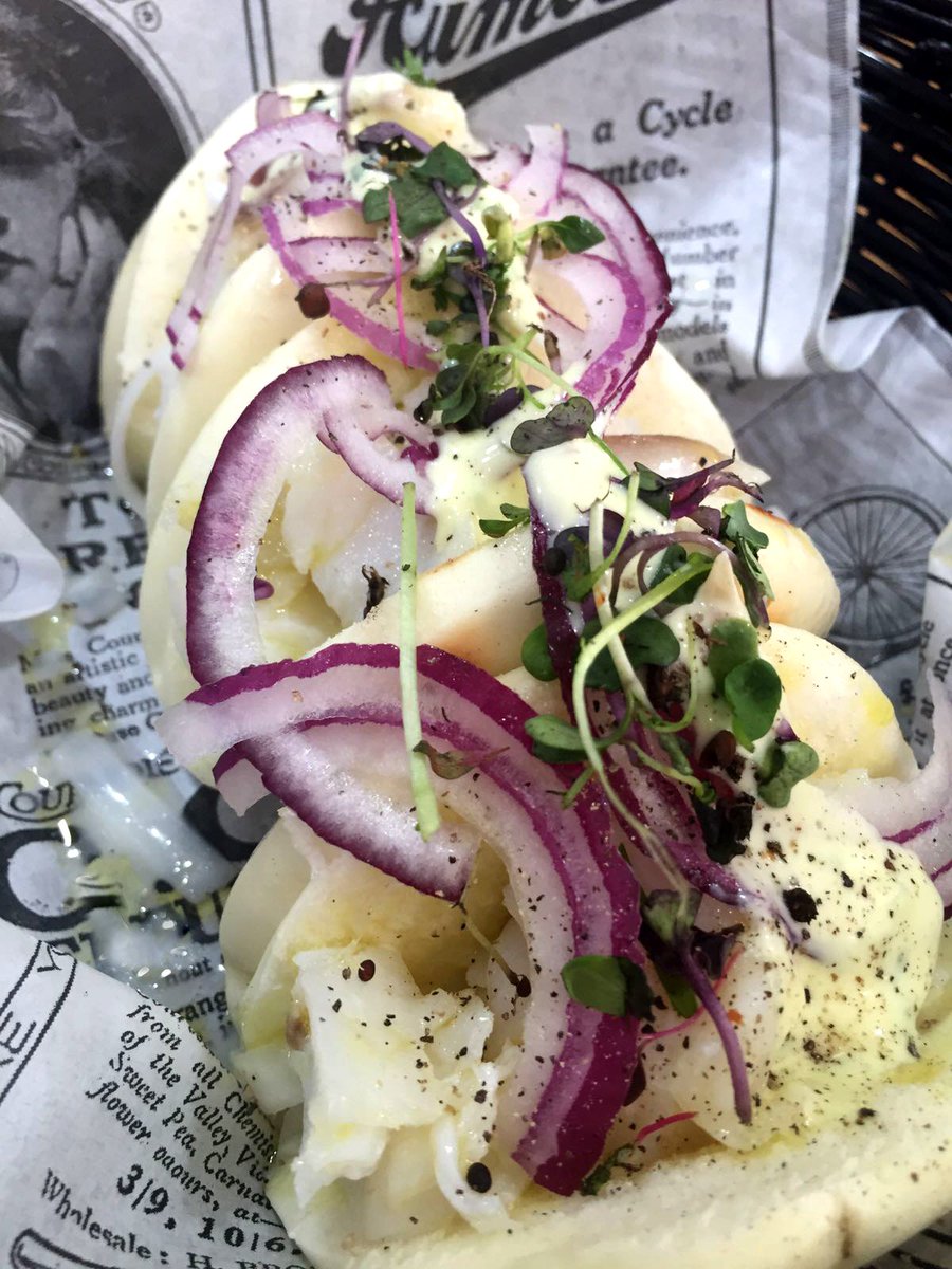 Un toque #oriental al #lunes con nuestro #BacaBao😋 acompañado de lomo de #bacalao al pil pil, pisto japo y cebolla roja😎 #jamonpower #malaga