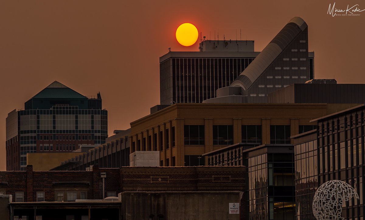 alexKCCI's tweet photo. Canadian wildfires drifting over into Iowa is causing a hazy skyline. (PC: Mirza Kudic) @KCCINews https://t.co/j6eVwd4sbV