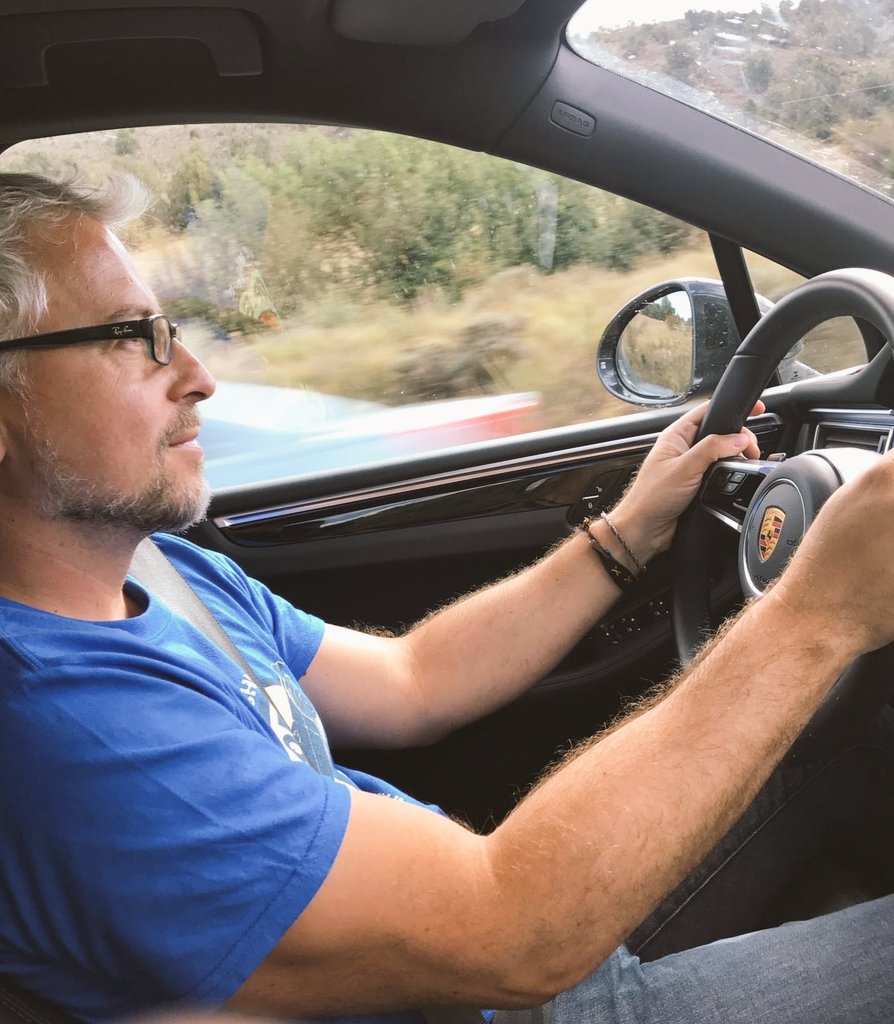 Djambrina's tweet photo. Tras 200km conduciendo hoy un @PorscheEveryDay Macan,no me quería bajar (aunque mi cara esté con penilla por dejar mi tierra). Volveré! https://t.co/vQH3cPpPgH