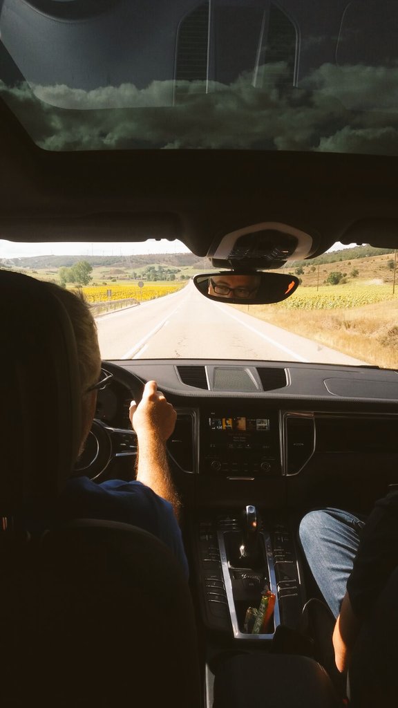 Djambrina's tweet photo. Tras 200km conduciendo hoy un @PorscheEveryDay Macan,no me quería bajar (aunque mi cara esté con penilla por dejar mi tierra). Volveré! https://t.co/vQH3cPpPgH
