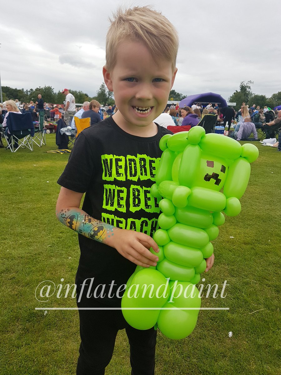 InflateAndPaint's tweet photo. #BalloonModels #Minecraft #Creeper #GrafittiArm #Batman https://t.co/dk4uOK17t8