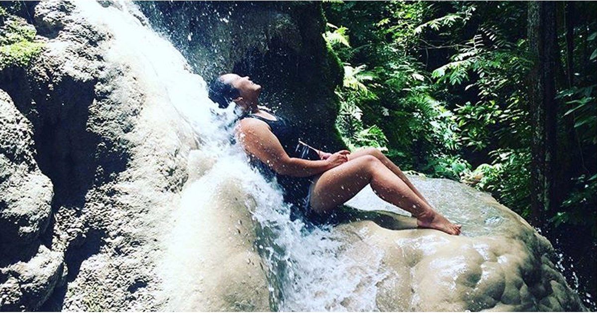 TheDiviningRod's tweet photo. Easily scale Bua Tong waterfall for a surreal experience: mineral deposits on the stones create a "grippy" surface. https://t.co/yHYydjCZlH https://t.co/1HaVnjE515