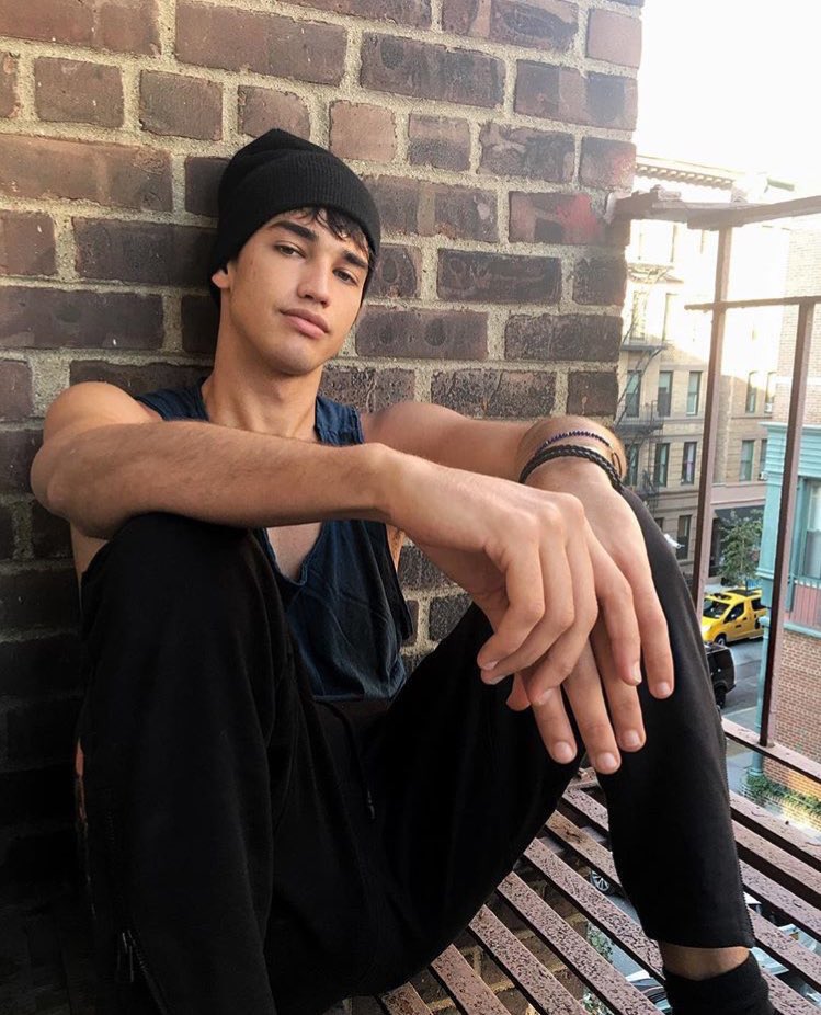 RiotClubRPG's tweet photo. Inconnu 
Nathan Hunter
22 ans
Bisexuel
Étude d'arts
- @NATHANIQUETAMER https://t.co/ZVI8P5SDR9