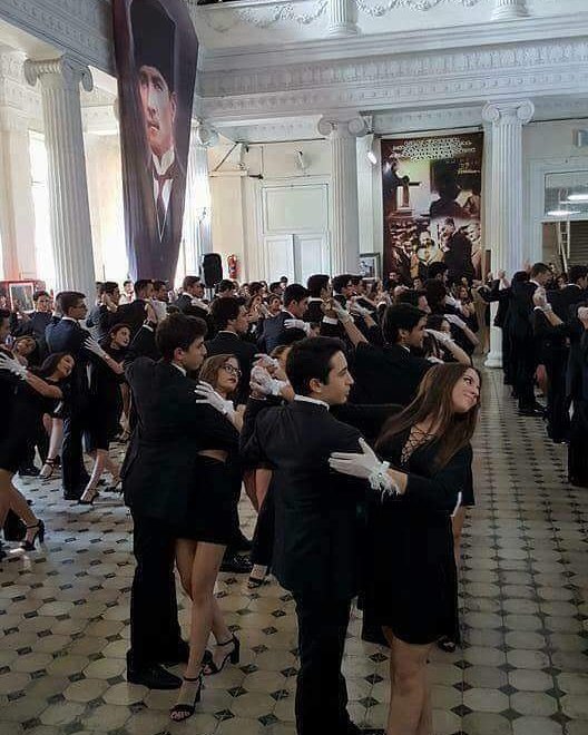 izmirgibiyiz's tweet photo. İzmir Atatürk lisesinde çekilmiş fotoğraf. https://t.co/zQZSOiH95m