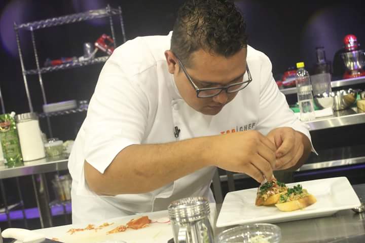 Elaborando el plato que me llevó al set oficial de Top Chef