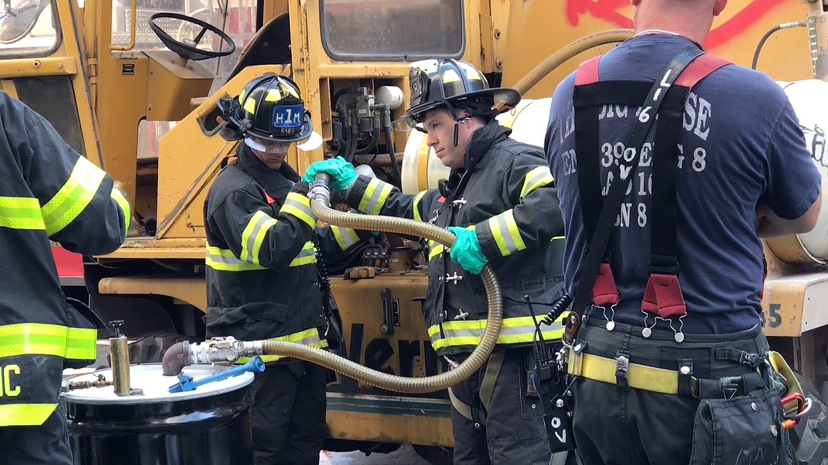 FDNYRespVids's tweet photo. #FDNY #HazMat1 Operates at a 10-80 Code 1 Hydraulic Fluid Leak on 73rd St and 1st avenue in #Manhattan, #NYC. https://t.co/WUpJlAmqWC #UES https://t.co/IQedf4yMYf