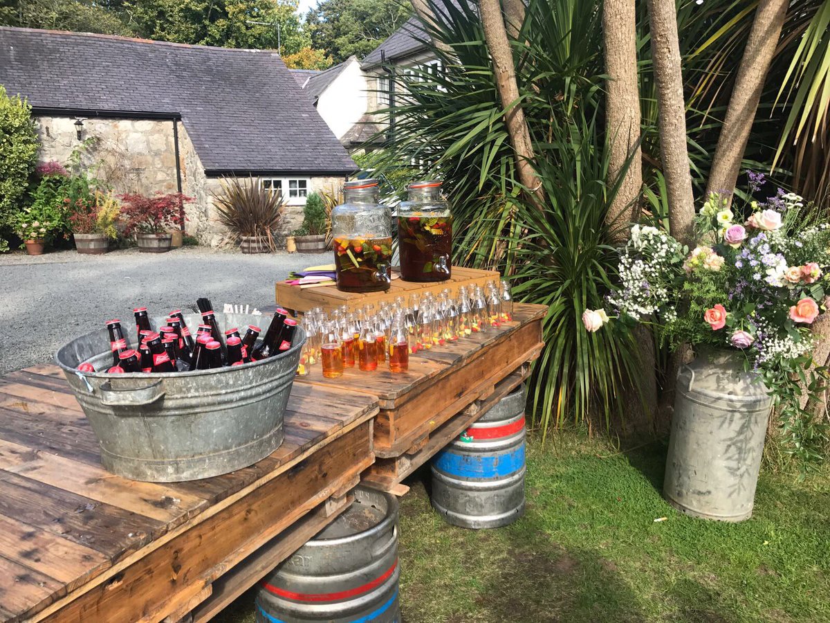 dazzling_bar's tweet photo. Busy weekend, weddings at Abersoch and Tros Yr Afon #wedding #northwaleswedding #priodas #outsidecatering #mobilebarhire https://t.co/xKRnqWk3tr
