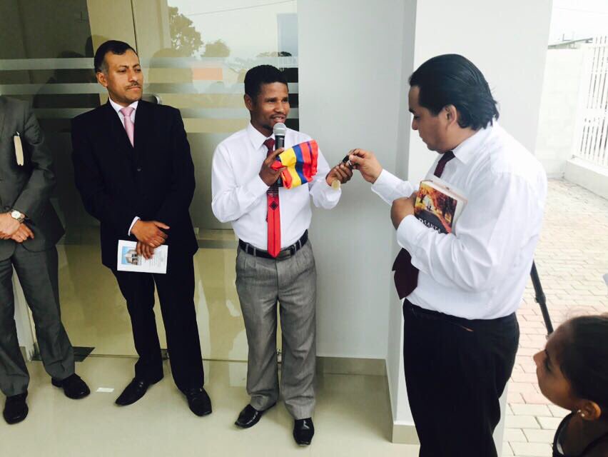 Entrega de las llaves del nuevo templo de Pedernales a los lideres locales. <a href="/adventistasEC/">Adventistas Ecuador</a>  <a href="/emersonnfreitas/">Pr Emerson Freitas</a>
