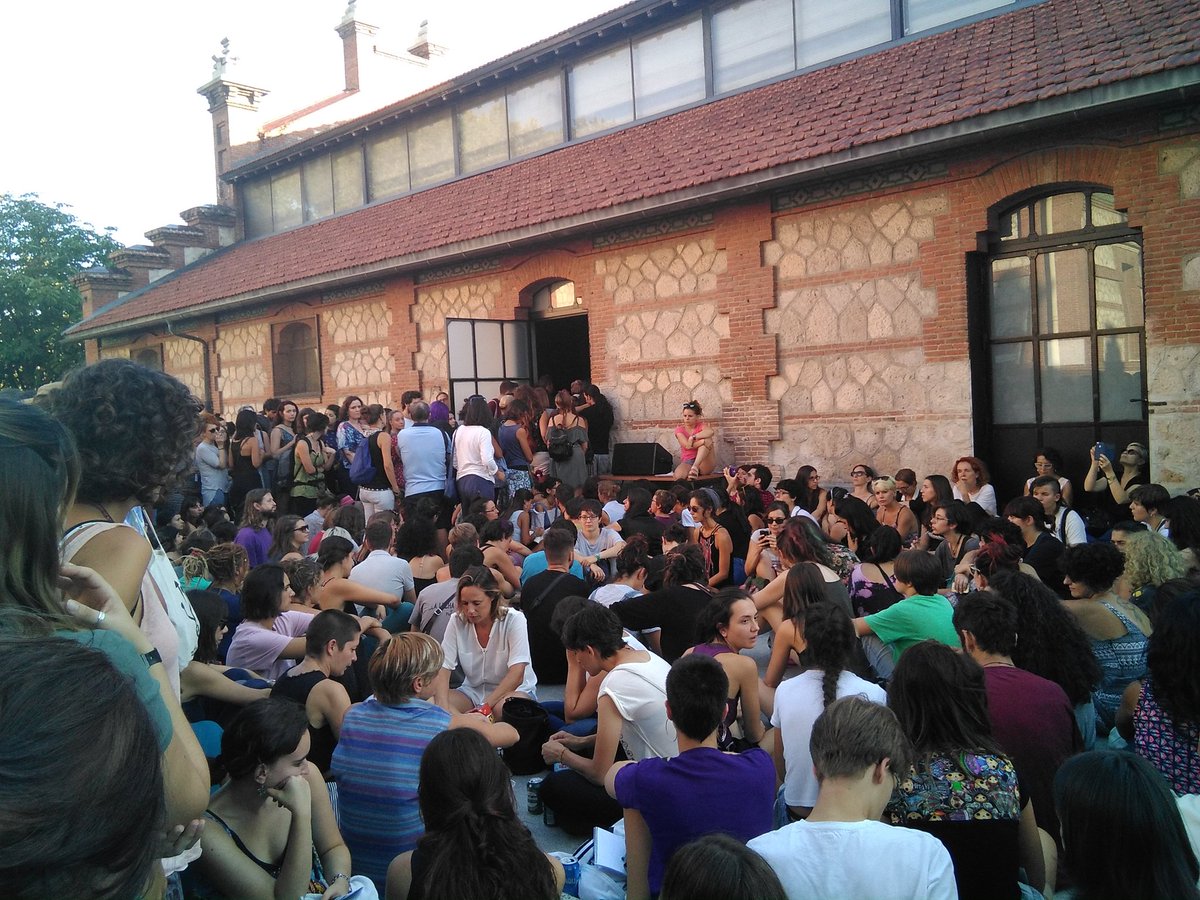 FeminismosMad's tweet photo. Se ha puesto un altavoz exterior, muchas estamos sentadas o de pie, escuchando a Silvia Federici. Madrid quiere feminismo! https://t.co/UaVRxgy5NZ