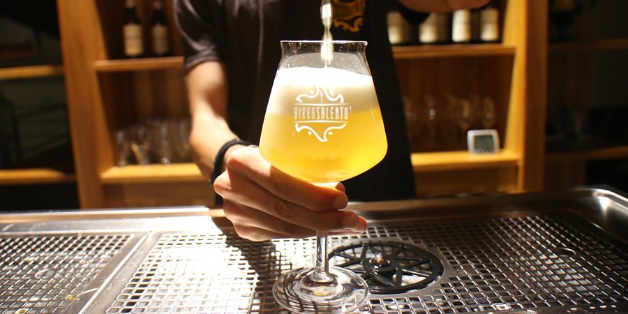 BirraSalento's tweet photo. Non c'è niente di meglio che una buona #birra artigianale appena spillata per iniziare la settimana #7giorniconbirrasalento #craftbeer https://t.co/2Yl5VHNxya
