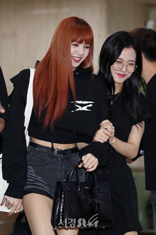 220624 Lisa @ Gimpo International Airport (Departure to Paris) : r/BlackPink