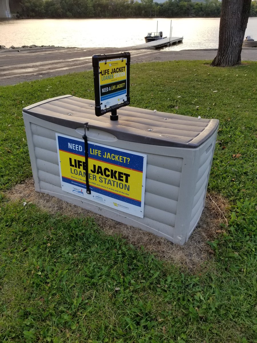 fishingjimmy's tweet image. Neat little deal at the launch this morning. Life Jacket loaner station. #lifejacket #lifevest #pool2 #mississippiriver