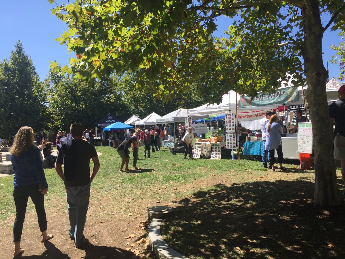 RabbitFoodBike's tweet photo. We checked out Asheville Veg Fest Sun. So much delicious food, vegan friendly fashion, & cool local products #ThePigPicture #RabbitFoodBike https://t.co/jaBRqnUZtp