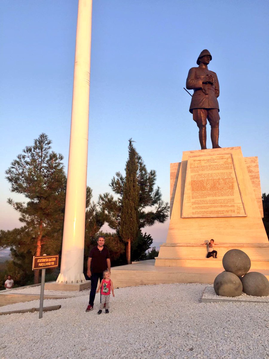 SMEYDAN's tweet photo. Müfredattan Atatürk'ü siliyorlarmış;Conkbayırı'nı,Arıburnu'nu,Anafartaları,Sakarya'yı..Türkiye'yi silmeleri gerekecek bu durumda;zavallılar! https://t.co/704Av8Ejre