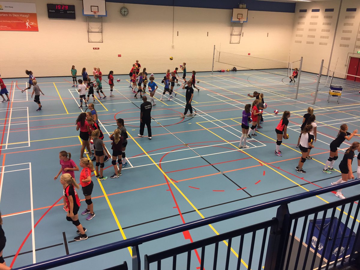 TweetKalinko's tweet photo. Eerste Kalinko #volleybal techniektraining voor alle 60 Kinderen van C-Jeugd. Nieuw initiatief om alle jeugd meer te kunnen laten trainen. https://t.co/SijpmPzIX1