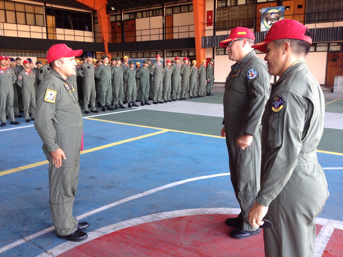GEA18_OFICIAL's tweet photo. Imposición de Parche PILOTO INSTRUCTOR 500 HORAS en el Sistema DA-40 al Cap. Carlos Alejandro Garaban Herrera. https://t.co/3556YA2dJN