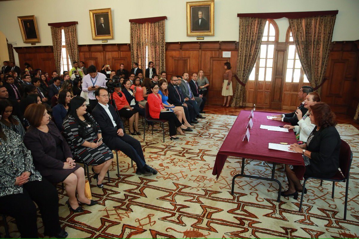 mfespinosaEC's tweet photo. El talento humano es la base fundamental del servicio público. Ratificamos nombramientos a funcionarios y funcionarias de @CancilleriaEc. https://t.co/OjR3yIBEgy