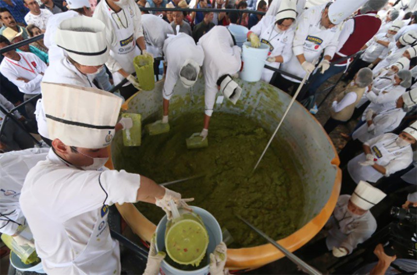 sopitas's tweet photo. ¡PUM! México rompe el Récord Guinness por el guacamole más grande  🥑🥑🥑 👉 https://t.co/U6MuM4pVjQ https://t.co/qql6Vt3TtD