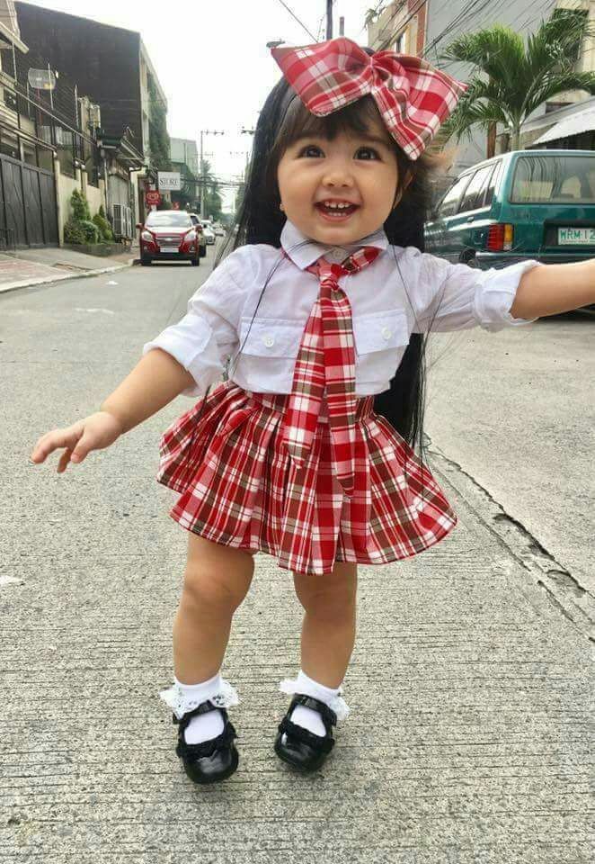 Ghrebaa's tweet image. طفلة تبلغ من العمر عام واحد صورها والدها في الشارع 💜