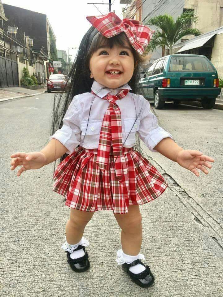 Ghrebaa's tweet image. طفلة تبلغ من العمر عام واحد صورها والدها في الشارع 💜