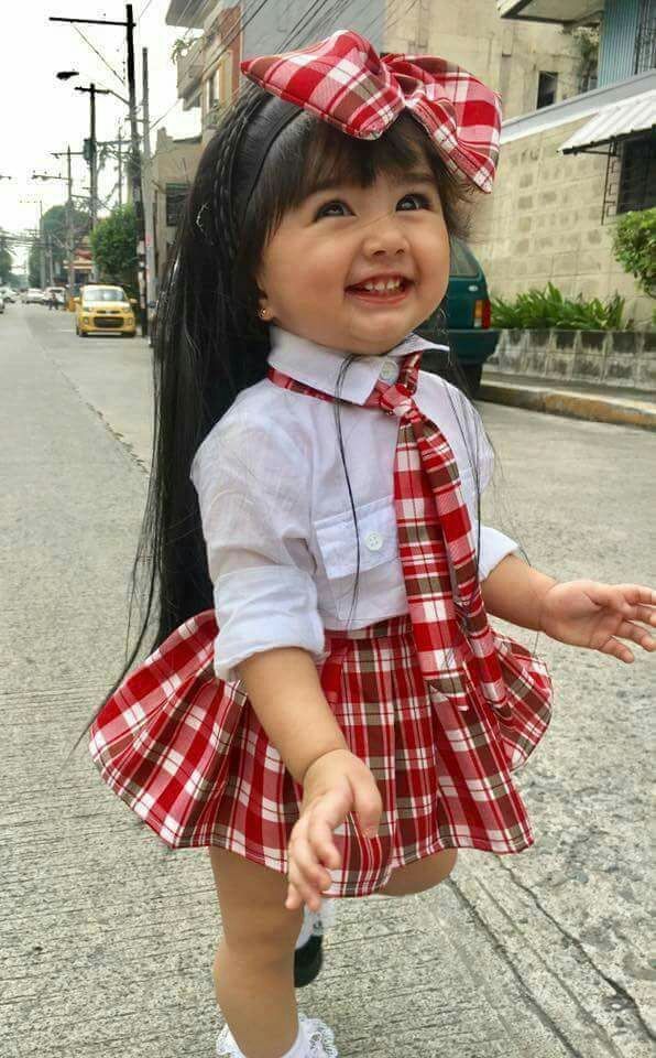 Ghrebaa's tweet image. طفلة تبلغ من العمر عام واحد صورها والدها في الشارع 💜