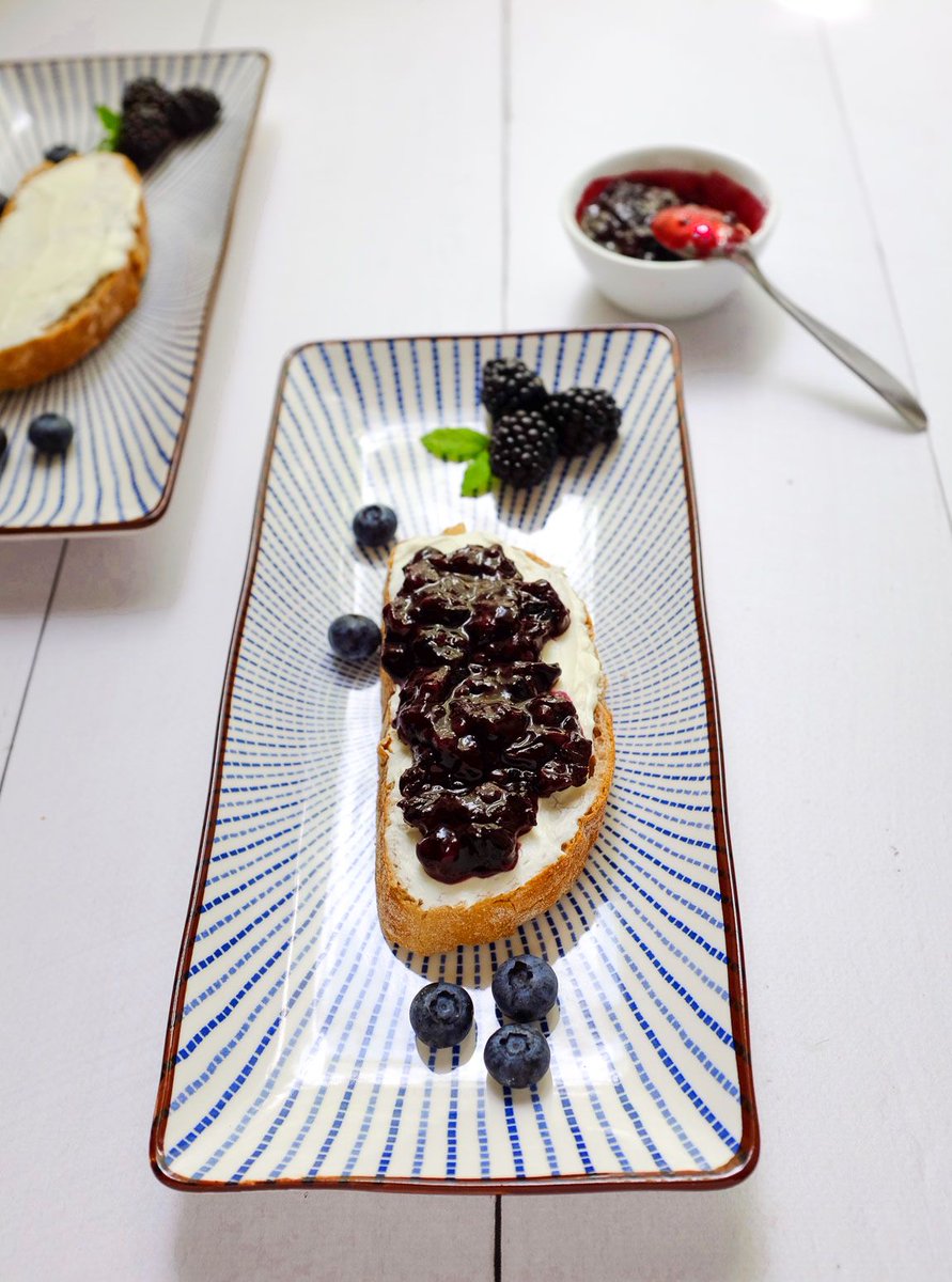 Frühstücks-Schnittchen Schneewittchen? Beeren-Frischkäse-Schnittchen - ein kleiner Frühstückstraum. ❤️buff.ly/2iWibJG #rezept