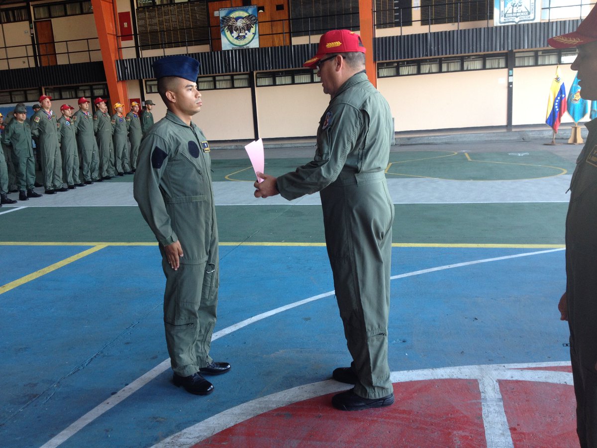 GEA18_OFICIAL's tweet photo. ENTREGA DE DIPLOMA DE RECONOCIMIENTO A LOS ALUMNOS PILOTOS QUE CULMINARON LA FASE DIAGNOSTICO POR PARTE DEL COMANDANTE DEL CEA. https://t.co/cAPOnEfc4G