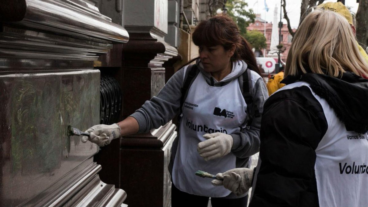 LANACION's tweet photo. Vecinos de la Ciudad colaboraron con la limpieza de Avenida de Mayo tras los disturbios https://t.co/KyXH5ZrSye https://t.co/cjNCfV8Tcw