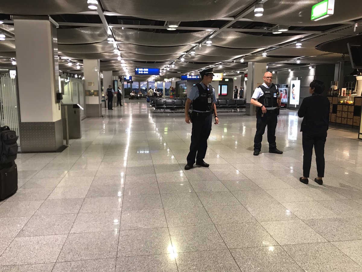 ericberg_de's tweet image. Räumung am Gate B @dusairport #flightsecurity #airport #security #police