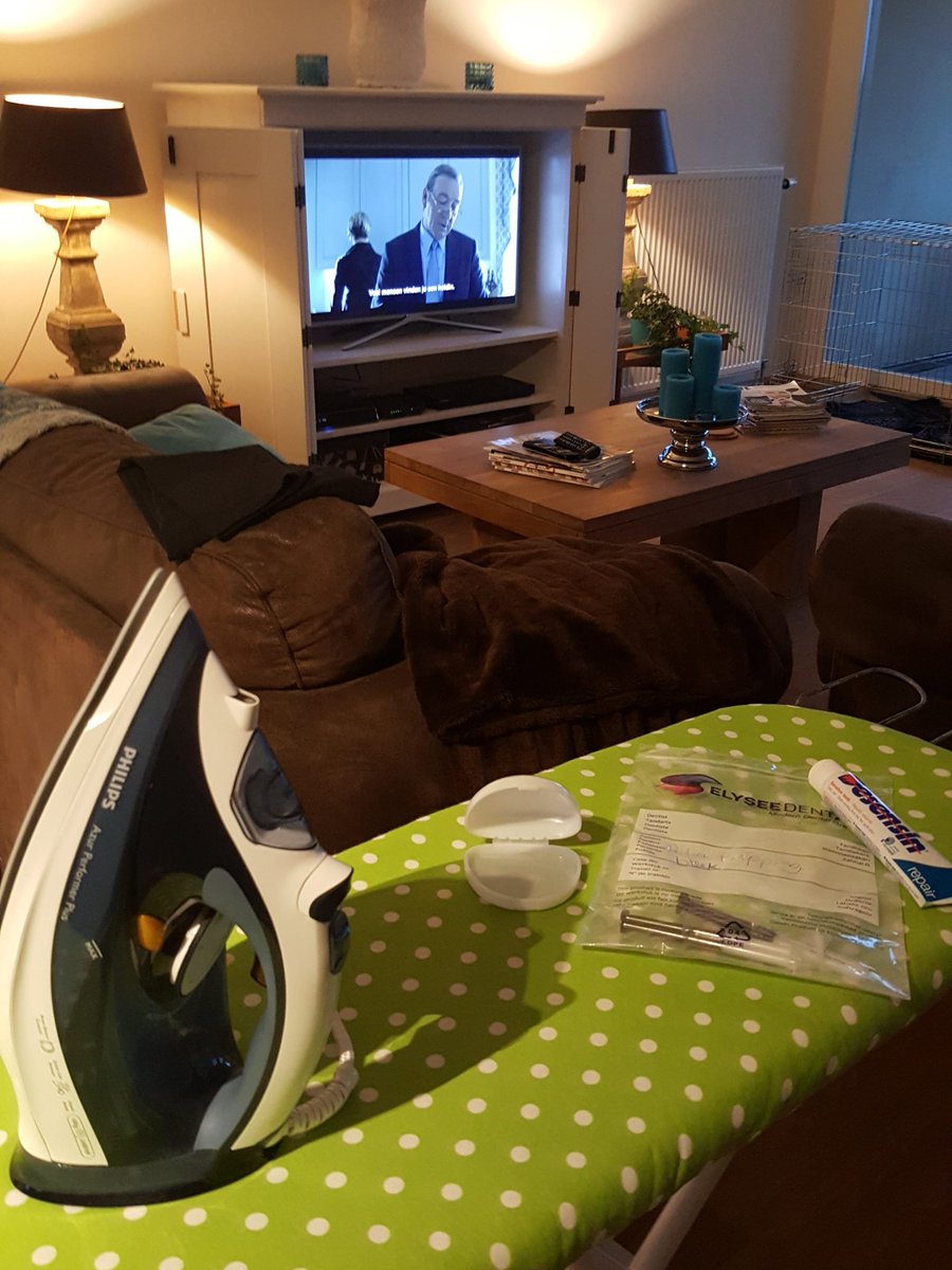 petrapupping's tweet photo. Strijken, tanden bleken en @HouseofCards kijken. #multitaskingmonday https://t.co/oWRhe11WGK