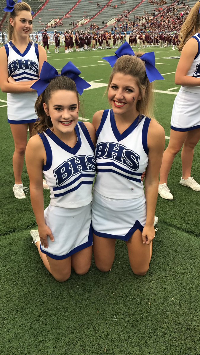 laurenolivia44's tweet photo. we love cheering on our Hornets!! #saltbowl2017 ⚡️⚡️ https://t.co/i5Coytmxbm