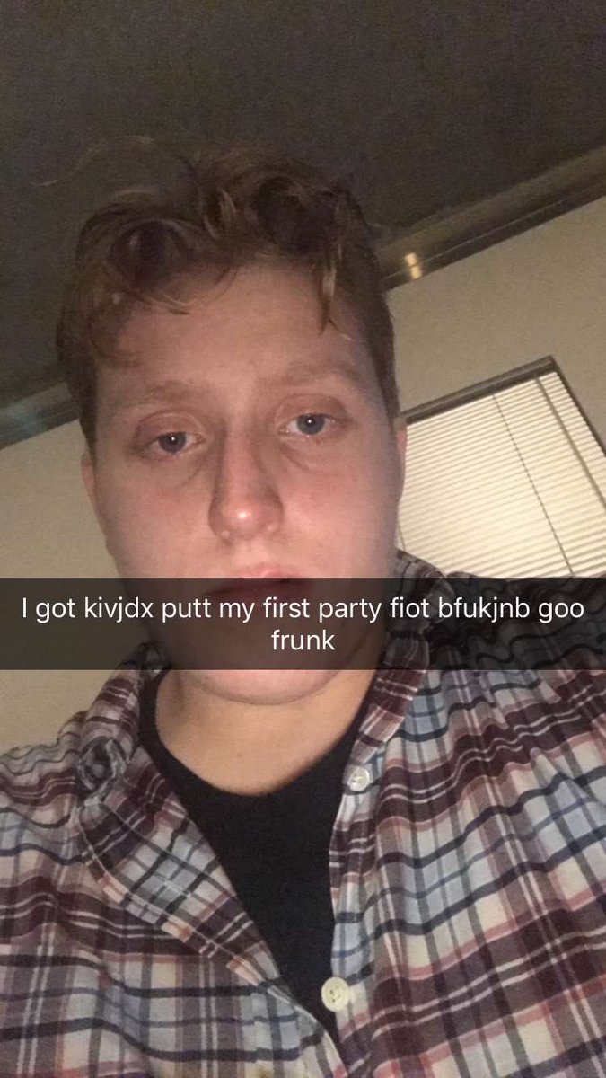 Mariiahcuriel's tweet photo. If you're not sending snaps like this in college then are you even doing college right https://t.co/eXFtVjFC5D