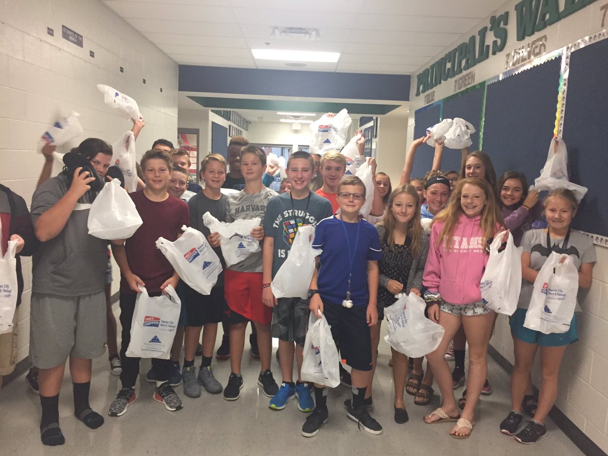 SLMSFalcons's tweet photo. Thanks to our business partner @CosentinosPChop for our Money Egg Hunt bags. Kids had fun! #magazinesale https://t.co/K7qlriDAry