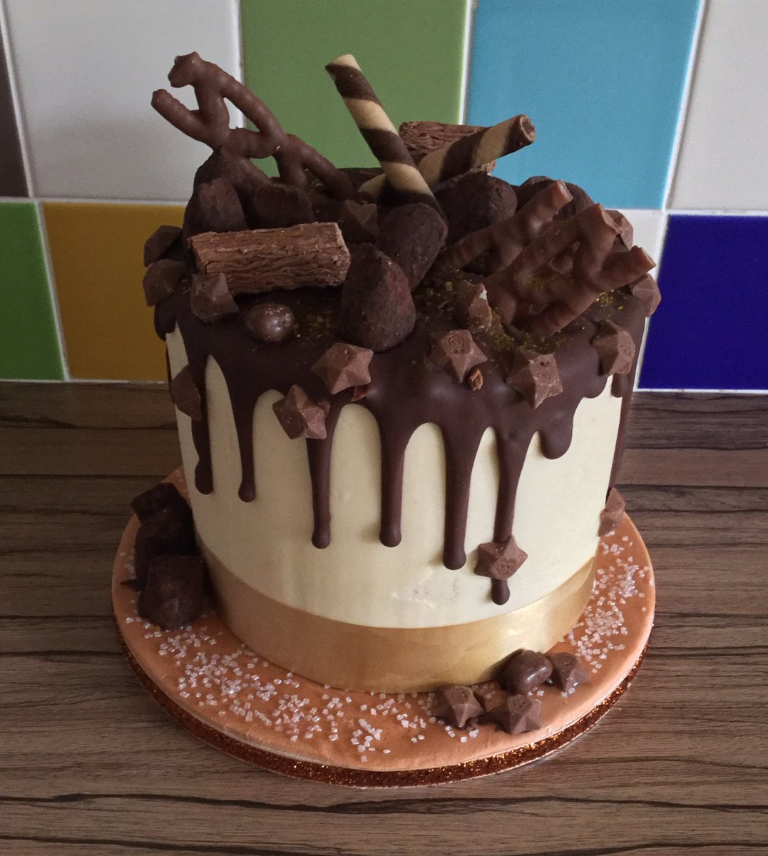 spoonfuluk's tweet photo. #worksopcakes #sheffield #retford #chesterfied #doncaster #dripcake 
Drippy drip drip https://t.co/Ms9CE9d0Nd