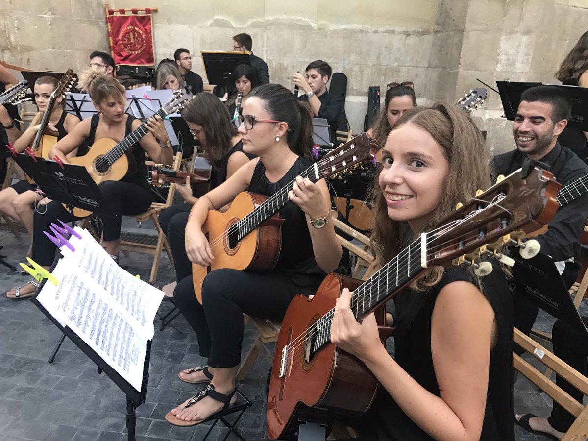 Ballesta_Murcia's tweet photo. La Orquesta de Plectro de Puente Tocinos lleva sus 'Acordes de Feria' a la Plaza de los Apóstoles.👏🏼👏🏼👏🏼 https://t.co/7hFdTRtk6h