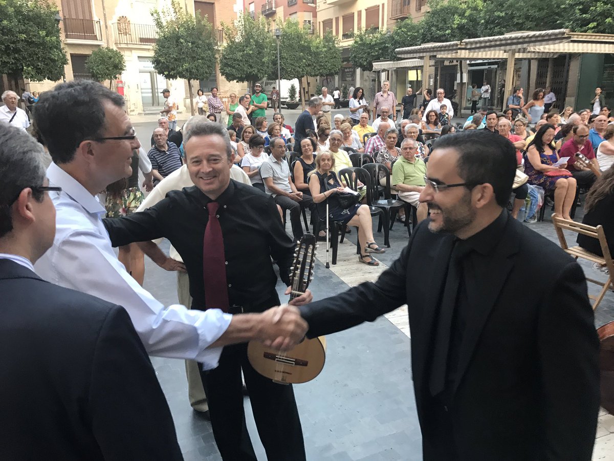 Ballesta_Murcia's tweet photo. La Orquesta de Plectro de Puente Tocinos lleva sus 'Acordes de Feria' a la Plaza de los Apóstoles.👏🏼👏🏼👏🏼 https://t.co/7hFdTRtk6h