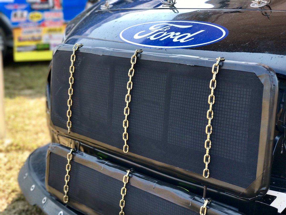bobdillner's tweet photo. One of the coolest things I've seen today in the @ARCA_Racing pits at the @DuQuoinFair - a gold-chain #ShakerScreen for @ShaneLeeRacing https://t.co/Lf58xNLKhz