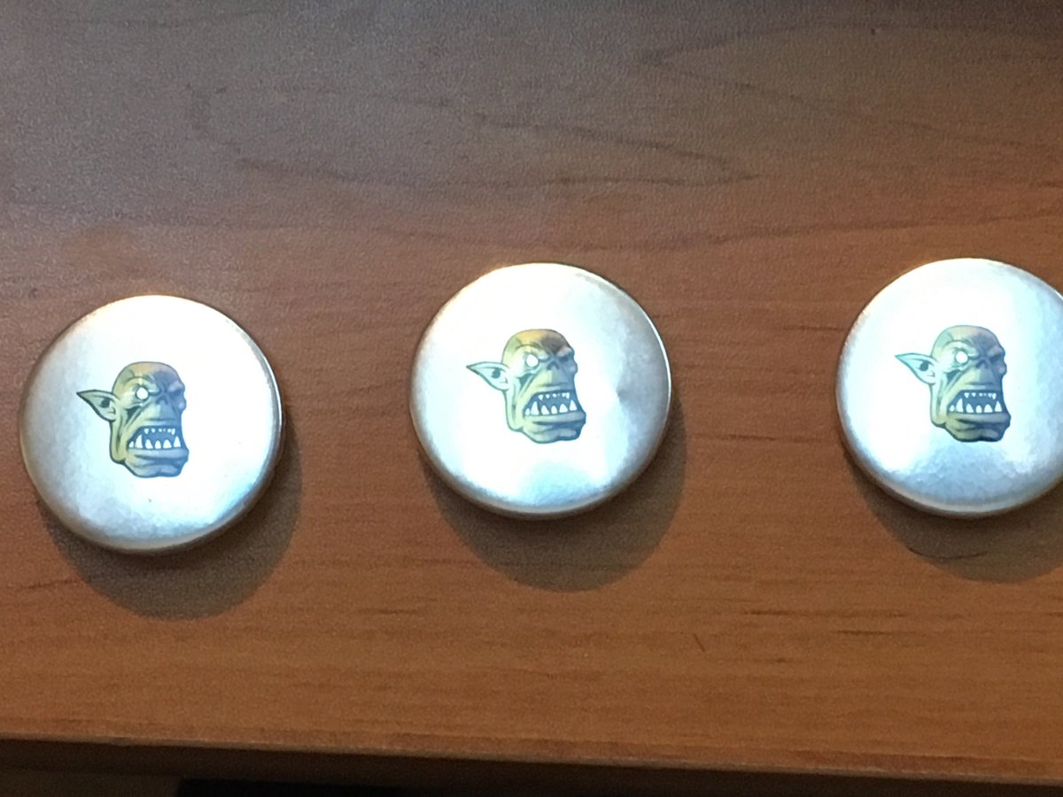 Karnagemvp's tweet photo. Faute de pas vous faire gagner de RP, j'ai 3 badges collectors "SMOrc" utilisés pour la Chinoiboutine pendant la finale LCS EU [RT+FOLLOW] 😱 https://t.co/NXMuVEGi8Y