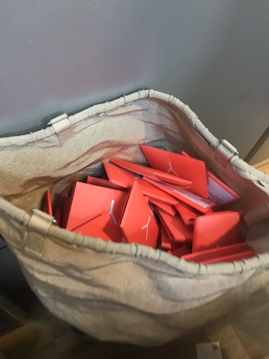 A giant Yoni postbag! 💌 What's in there?! Check out: yoni.care/nl/actie #sharingiscaring